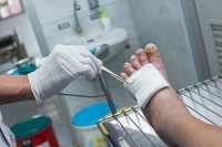 Diabetic Foot Infections Require Prompt Care